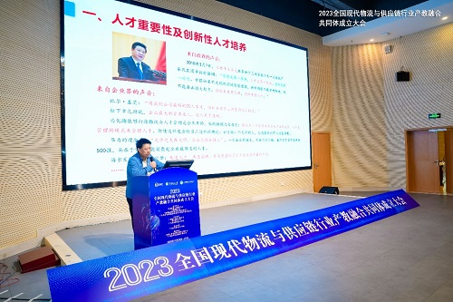 华南师范大学经济与管理学院副院长蒋峦做报告.jpg